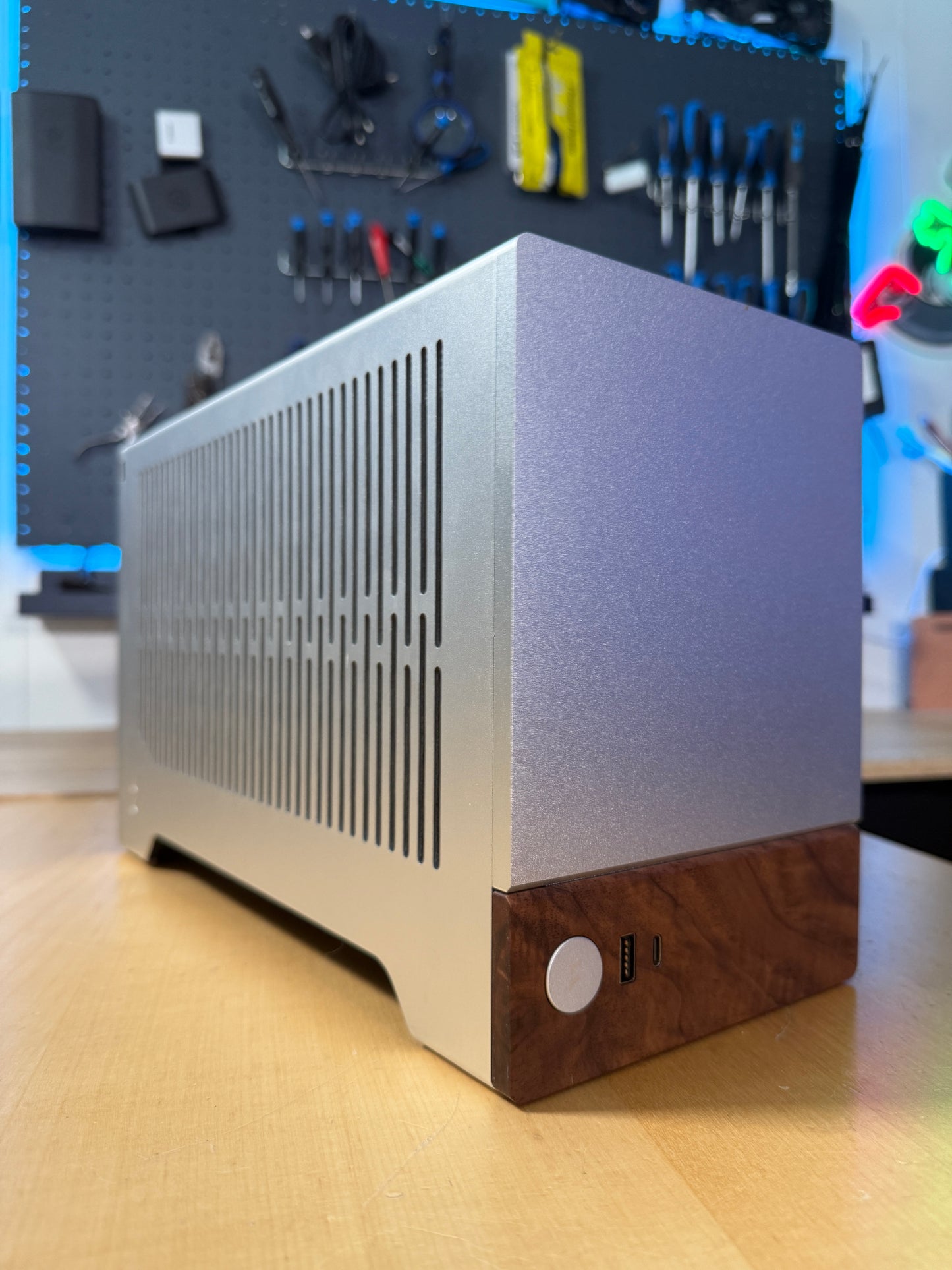 Stilren ITX-dator - 7600X / RTX 5060TI 16GB