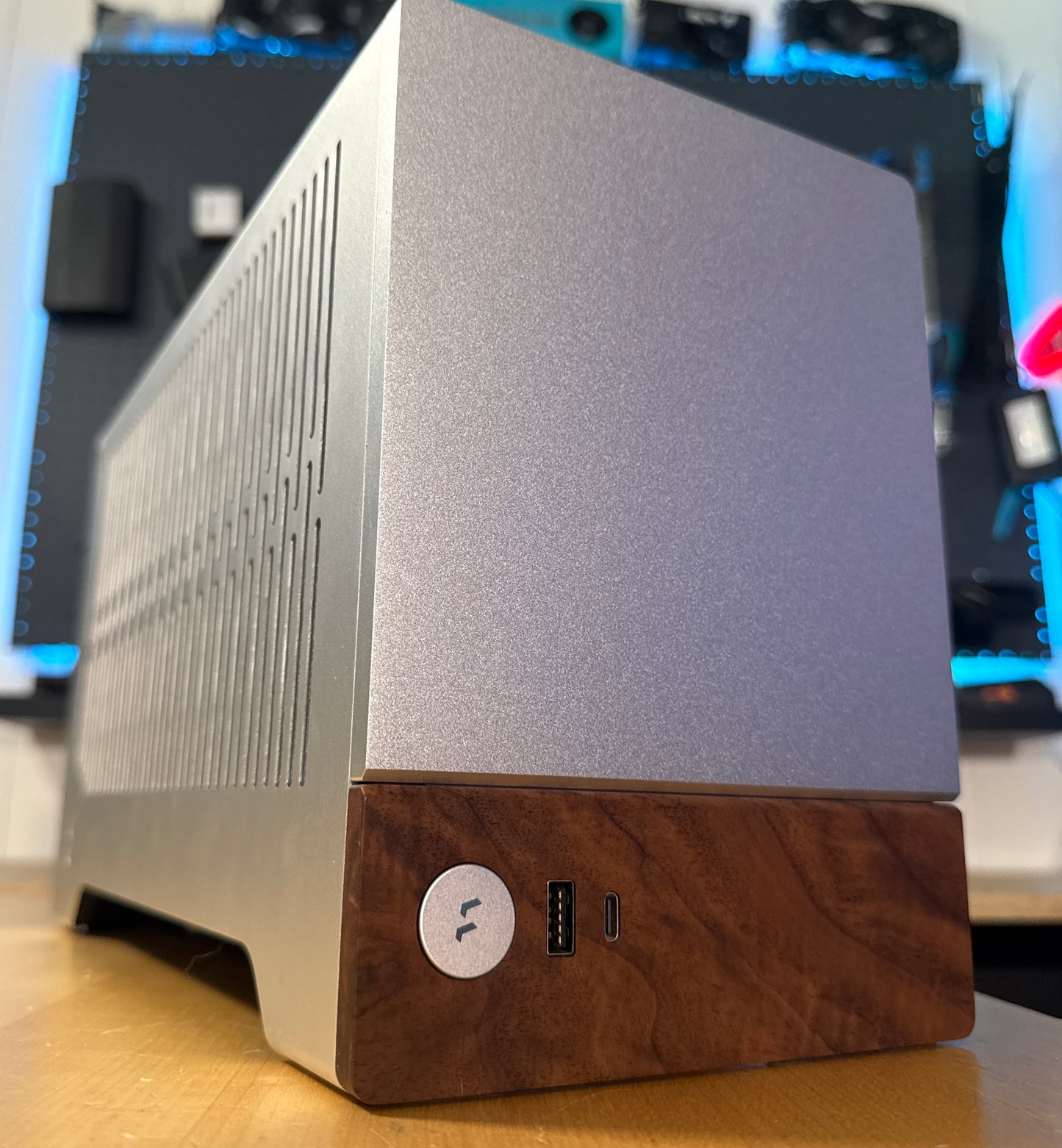 Stilren ITX-dator - 7600X / RTX 5060TI 16GB